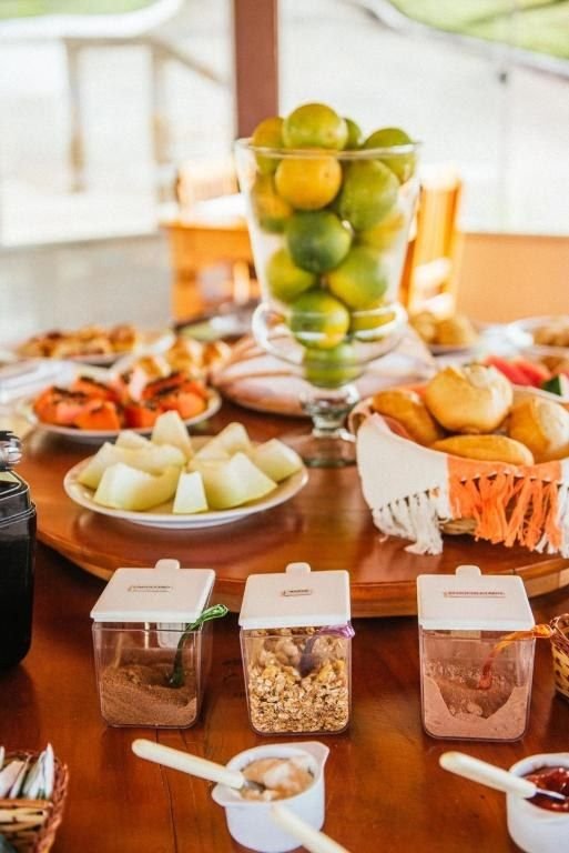 Frutas, granola e acompanhamentos