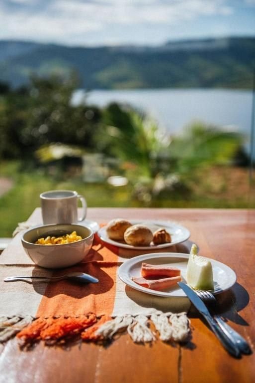 Mesa posta do café com o lago ao fundo