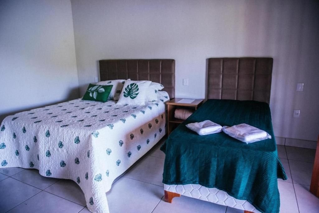 Quarto com cama queen e cama de solteiro